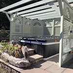 Woodhaven - Luxury 4 Bedroom Rural Retreat With Hot Tub Near To District *