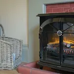 بيت للعطل Woodhaven - Luxury 4 Bedroom Rural Retreat With Hot Tub Near To District غْرانج أوفار ساندس