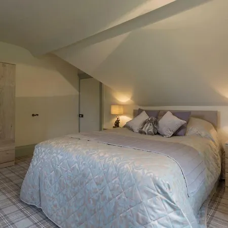 Woodhaven - Luxury 4 Bedroom Rural Retreat With Hot Tub Near To District بيت للعطل *