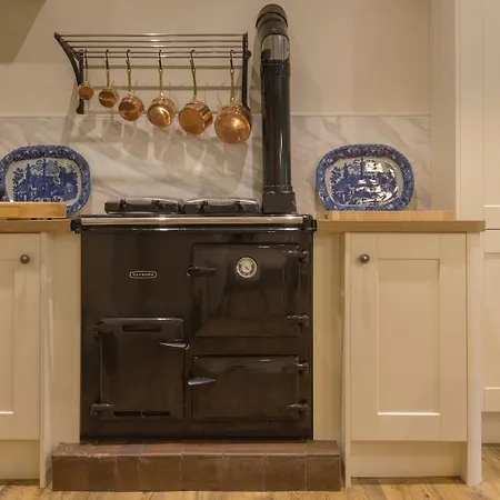 Woodhaven - Luxury 4 Bedroom Rural Retreat With Hot Tub Near To District * Grange-over-Sands