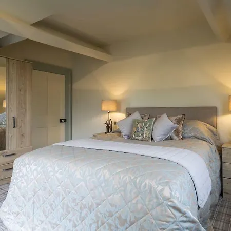 Woodhaven - Luxury 4 Bedroom Rural Retreat With Hot Tub Near To District