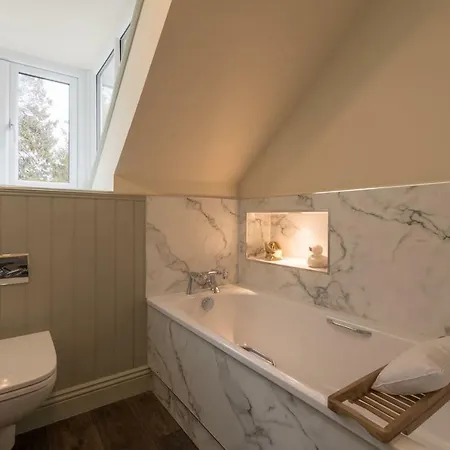 Woodhaven - Luxury 4 Bedroom Rural Retreat With Hot Tub Near To District